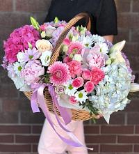 Композиция солнечный день в Колосовке Цветочная композиция из Розы, Хризантемы, Пионы и Лизиантусы в корзине в Колосовке