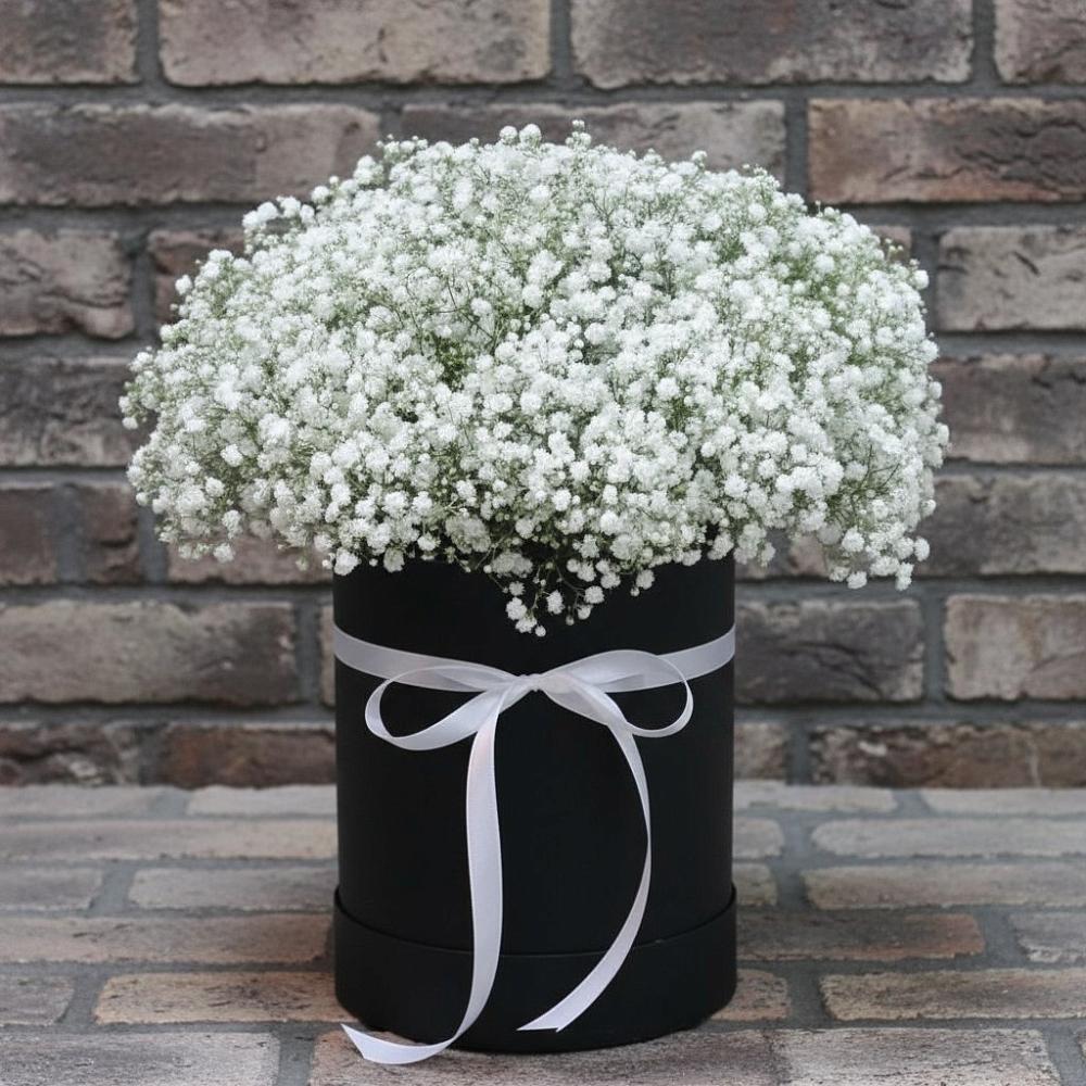 Цветочная композиция из Гипсофила в шляпной коробке в Колосовке