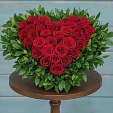 Цветочная композиция из Розы в виде сердца в Колосовке