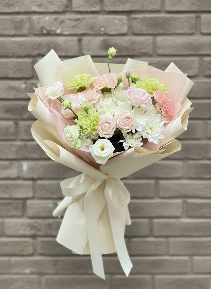 Букет цветов из: Гвоздики, Розы, Лизиантусы и Хризантемы в Колосовке