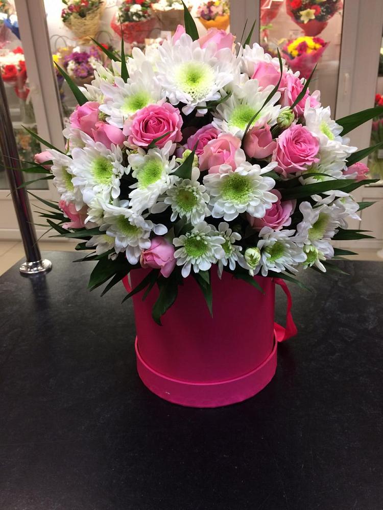 Цветочная композиция из Розы и Хризантемы в шляпной коробке в Колосовке