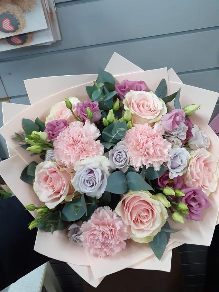 Букет цветов из: Розы, Гвоздики и Лизиантусы в Колосовке